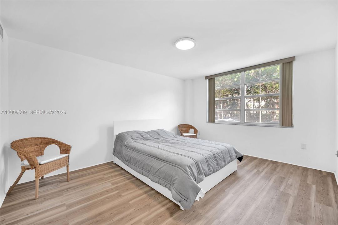 For Sale: $185,000 (1 beds, 1 baths, 887 Square Feet)