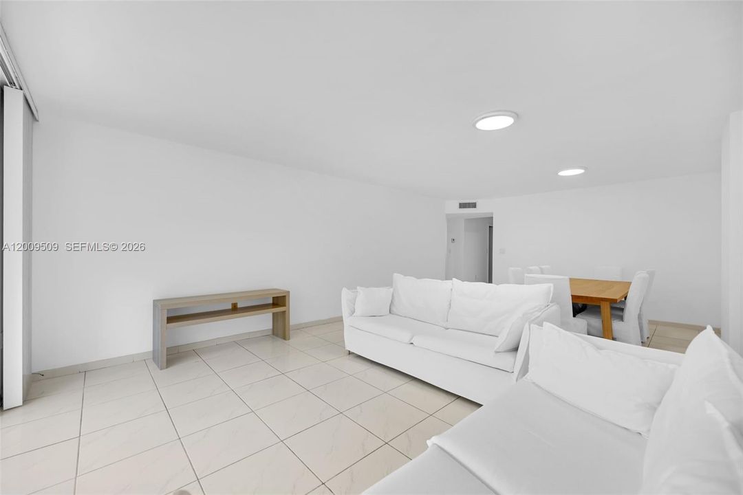 For Sale: $185,000 (1 beds, 1 baths, 887 Square Feet)