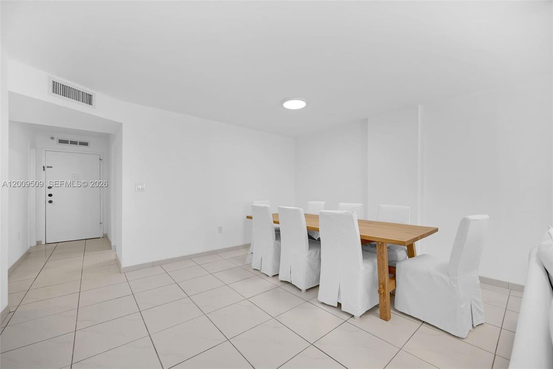 For Sale: $185,000 (1 beds, 1 baths, 887 Square Feet)