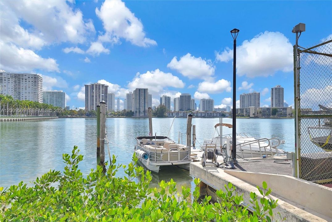 For Sale: $185,000 (1 beds, 1 baths, 887 Square Feet)