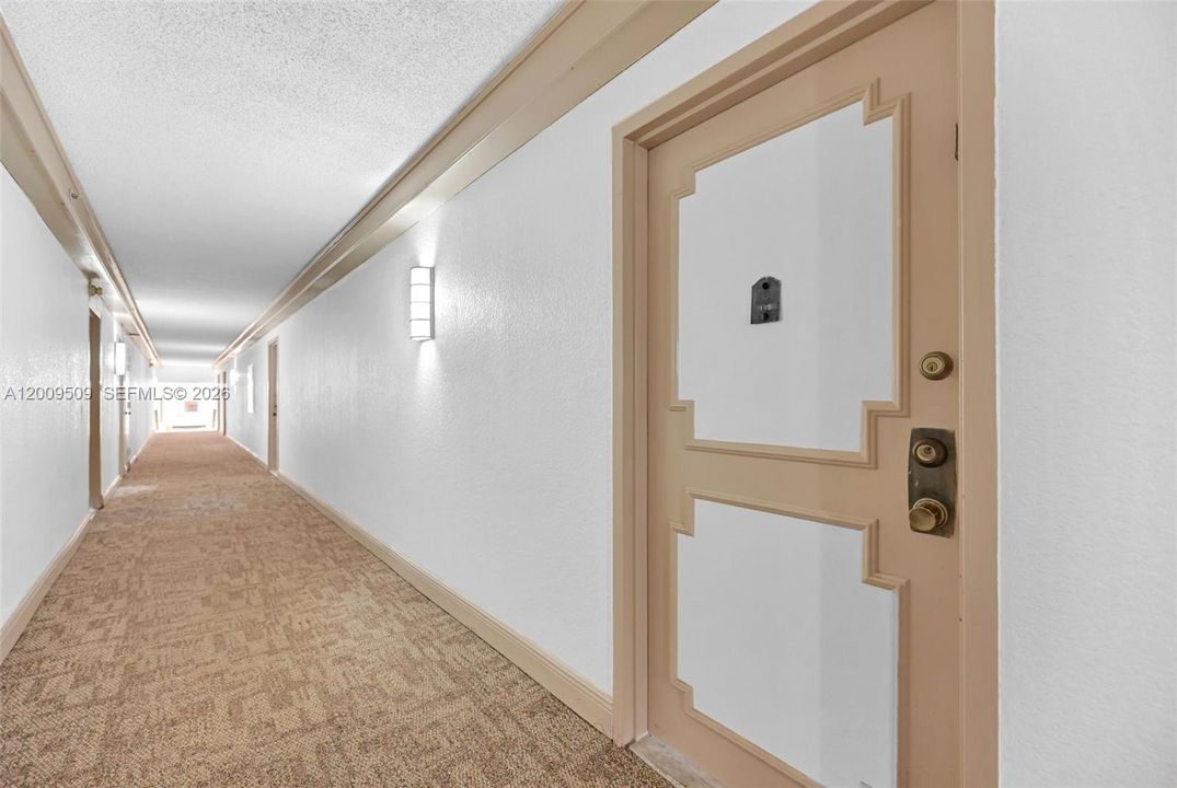 For Sale: $185,000 (1 beds, 1 baths, 887 Square Feet)