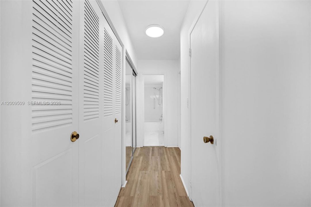 For Sale: $185,000 (1 beds, 1 baths, 887 Square Feet)