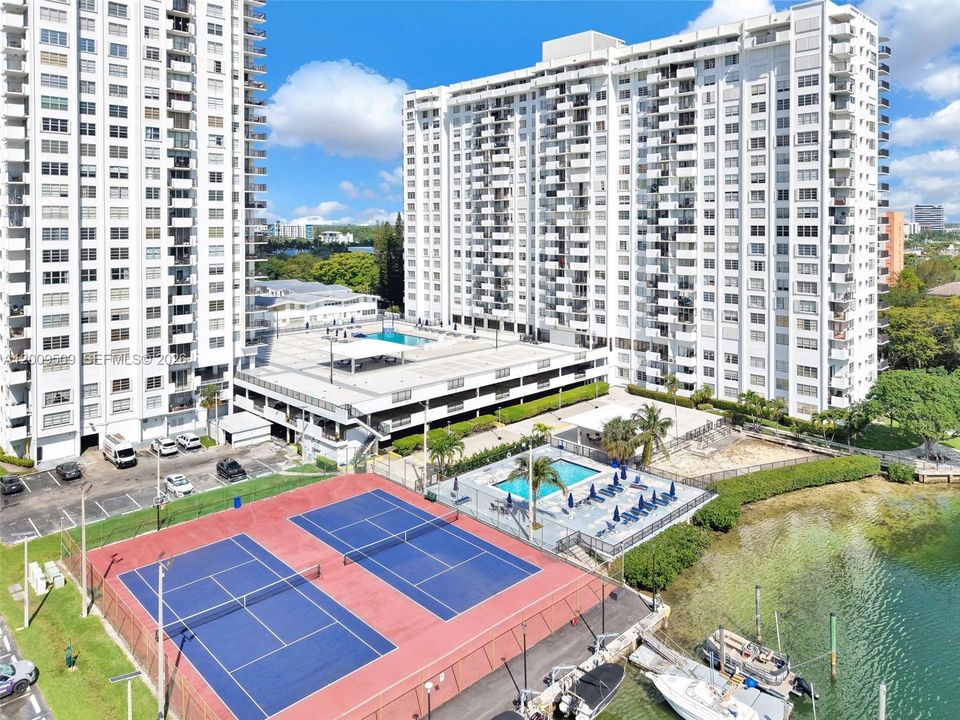 For Sale: $185,000 (1 beds, 1 baths, 887 Square Feet)
