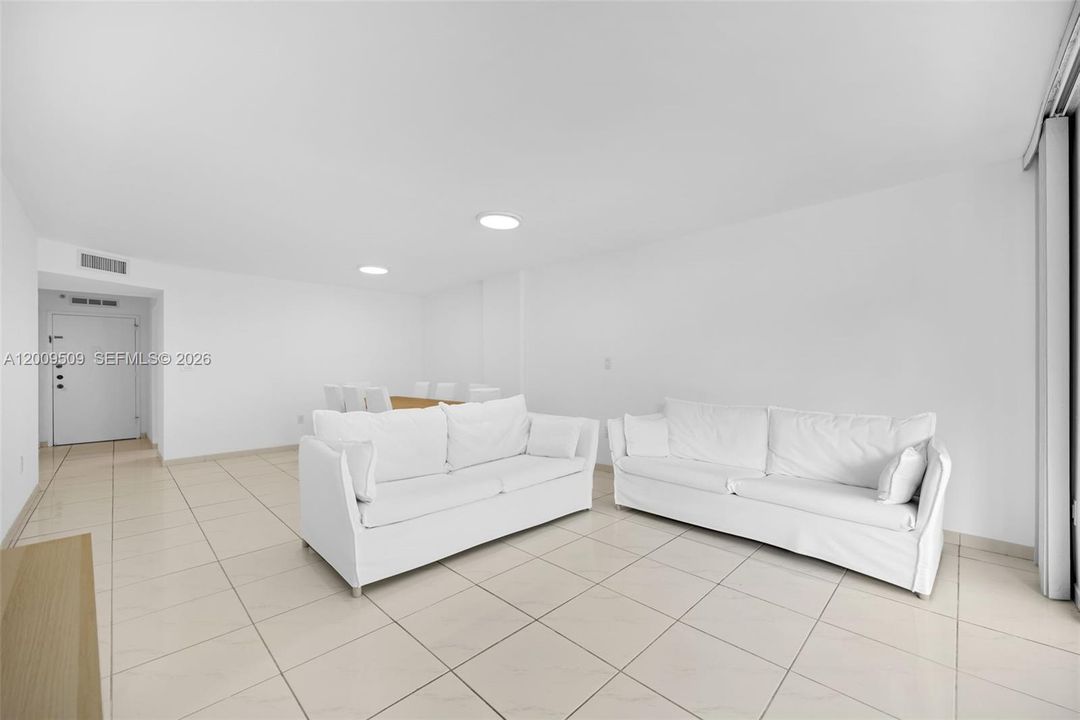 For Sale: $185,000 (1 beds, 1 baths, 887 Square Feet)