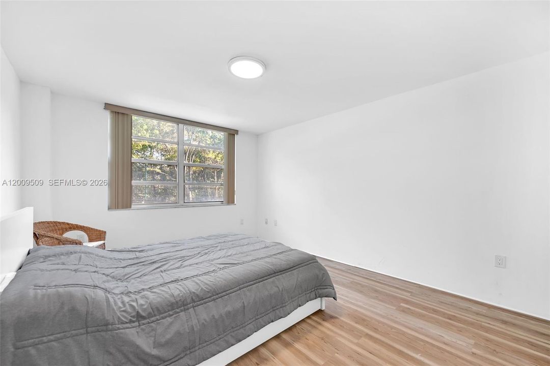 For Sale: $185,000 (1 beds, 1 baths, 887 Square Feet)