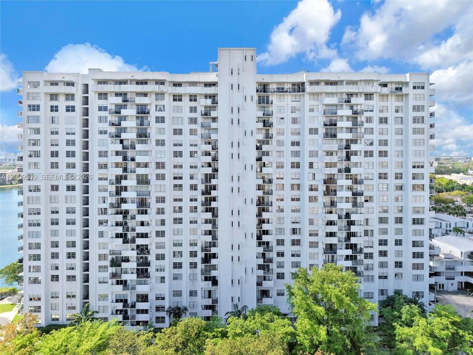 For Sale: $185,000 (1 beds, 1 baths, 887 Square Feet)