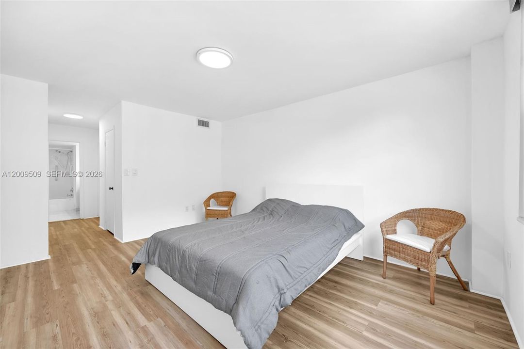 For Sale: $185,000 (1 beds, 1 baths, 887 Square Feet)