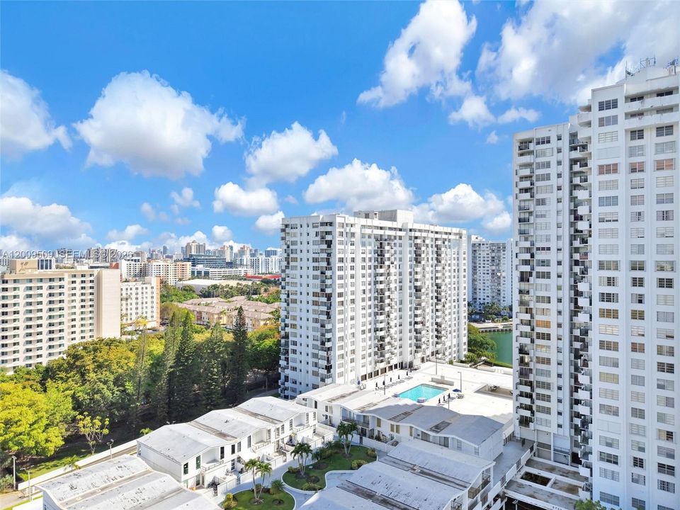For Sale: $185,000 (1 beds, 1 baths, 887 Square Feet)