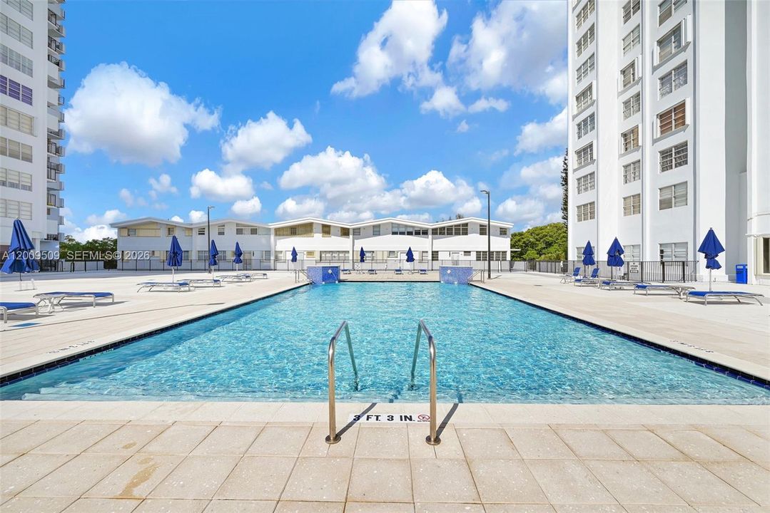 For Sale: $185,000 (1 beds, 1 baths, 887 Square Feet)