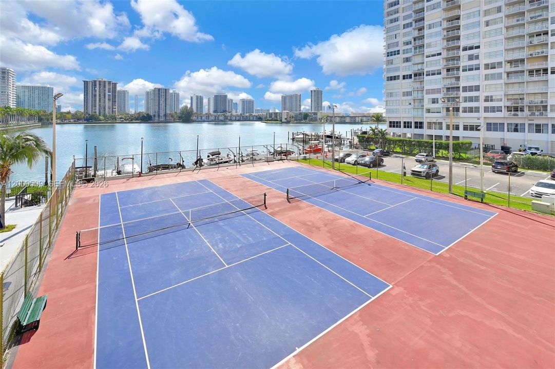 For Sale: $185,000 (1 beds, 1 baths, 887 Square Feet)