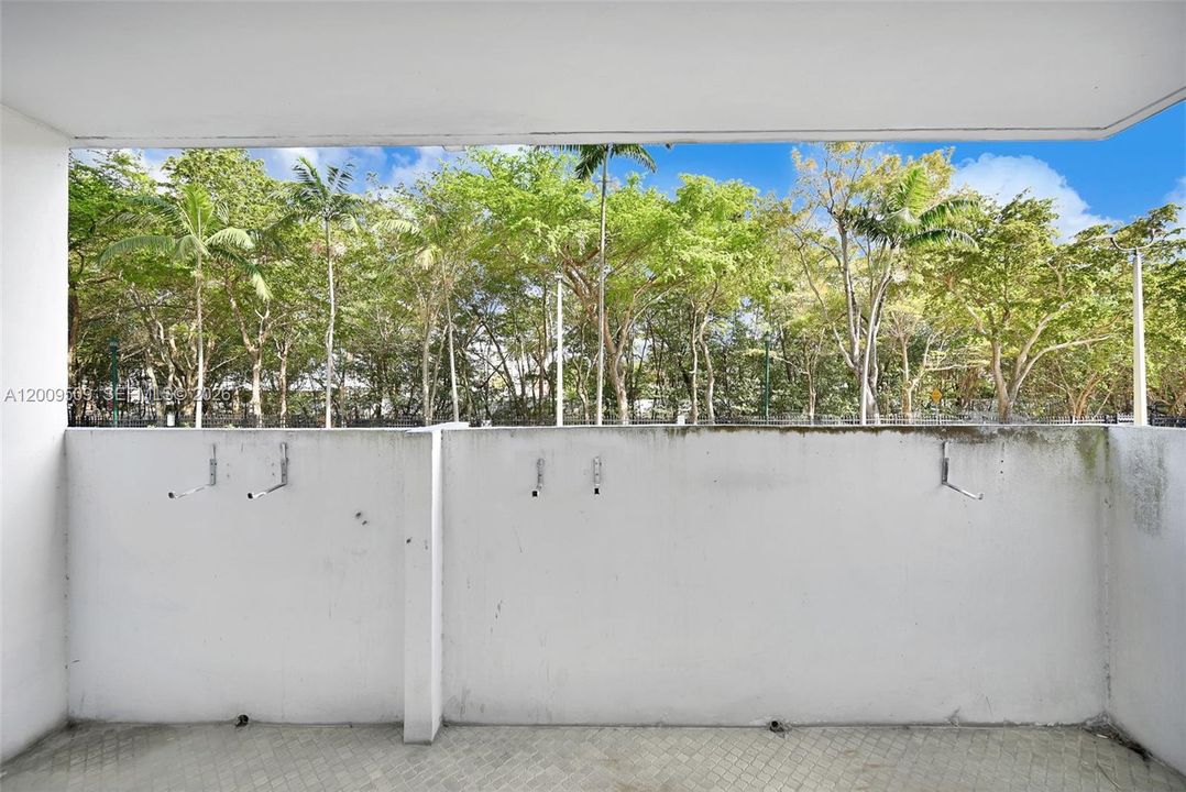 For Sale: $185,000 (1 beds, 1 baths, 887 Square Feet)
