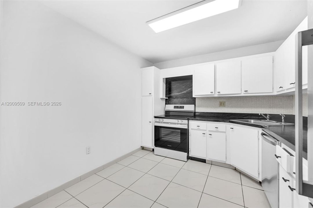 For Sale: $185,000 (1 beds, 1 baths, 887 Square Feet)