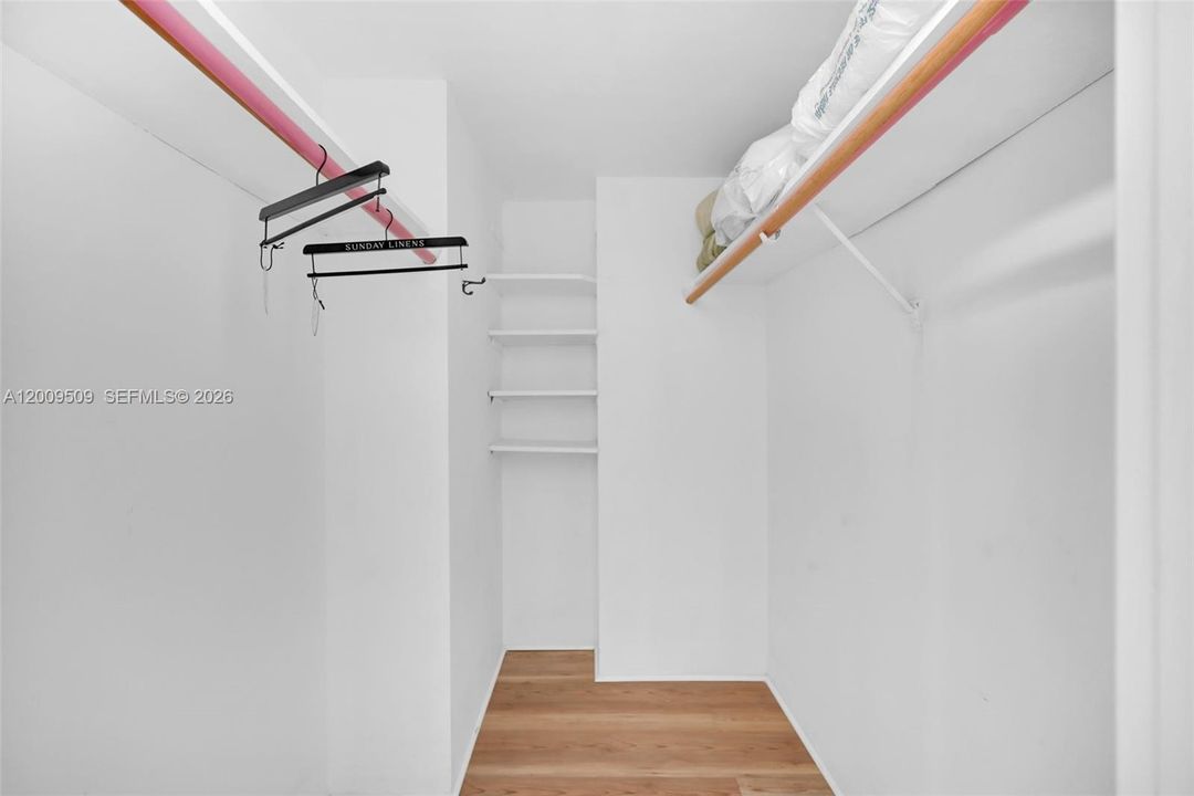 For Sale: $185,000 (1 beds, 1 baths, 887 Square Feet)