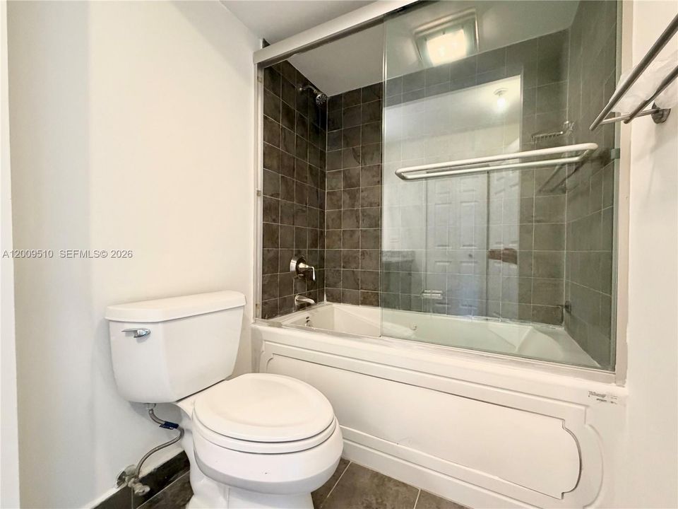 На продажу: $375,000 (2 спален, 2 ванн, 1023 Квадратных фут)