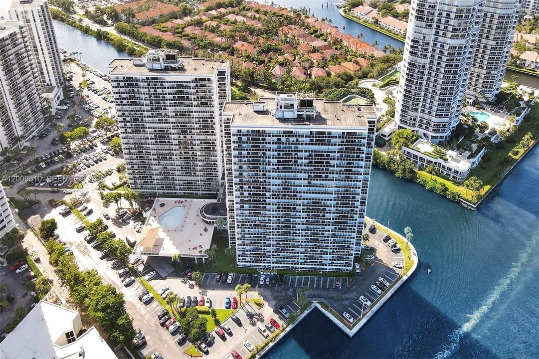На продажу: $375,000 (2 спален, 2 ванн, 1023 Квадратных фут)