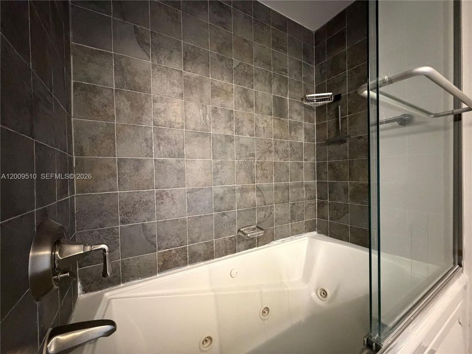 На продажу: $375,000 (2 спален, 2 ванн, 1023 Квадратных фут)