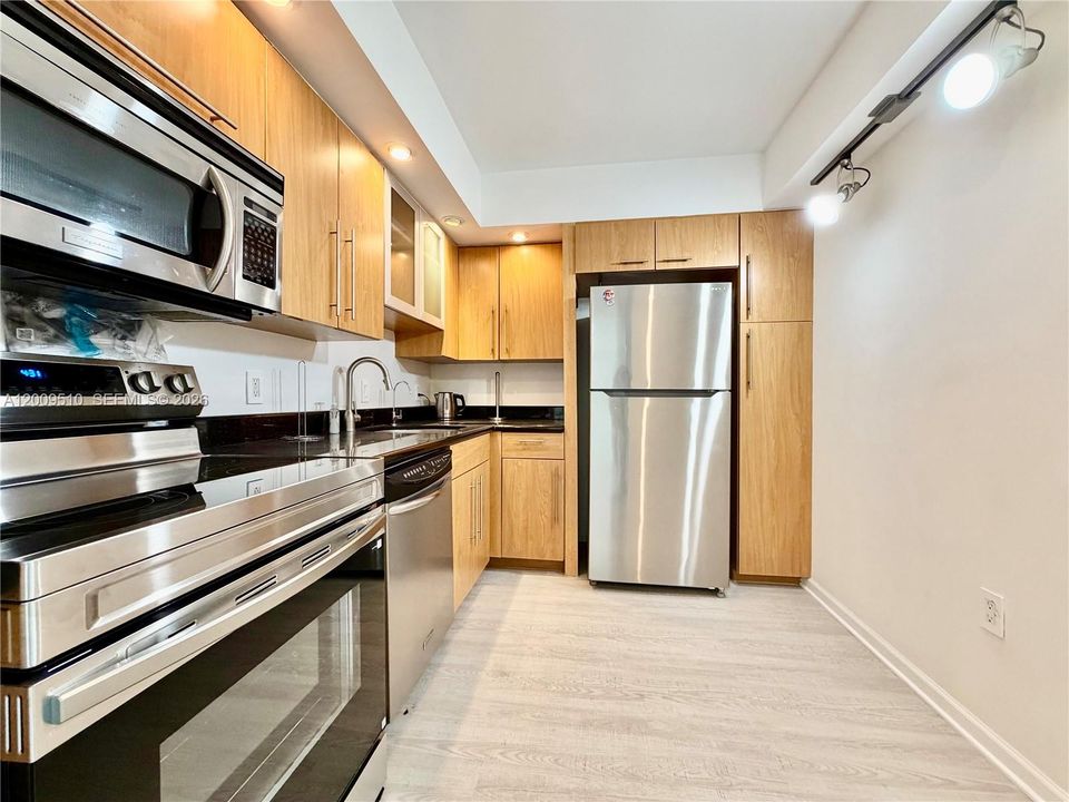 На продажу: $375,000 (2 спален, 2 ванн, 1023 Квадратных фут)