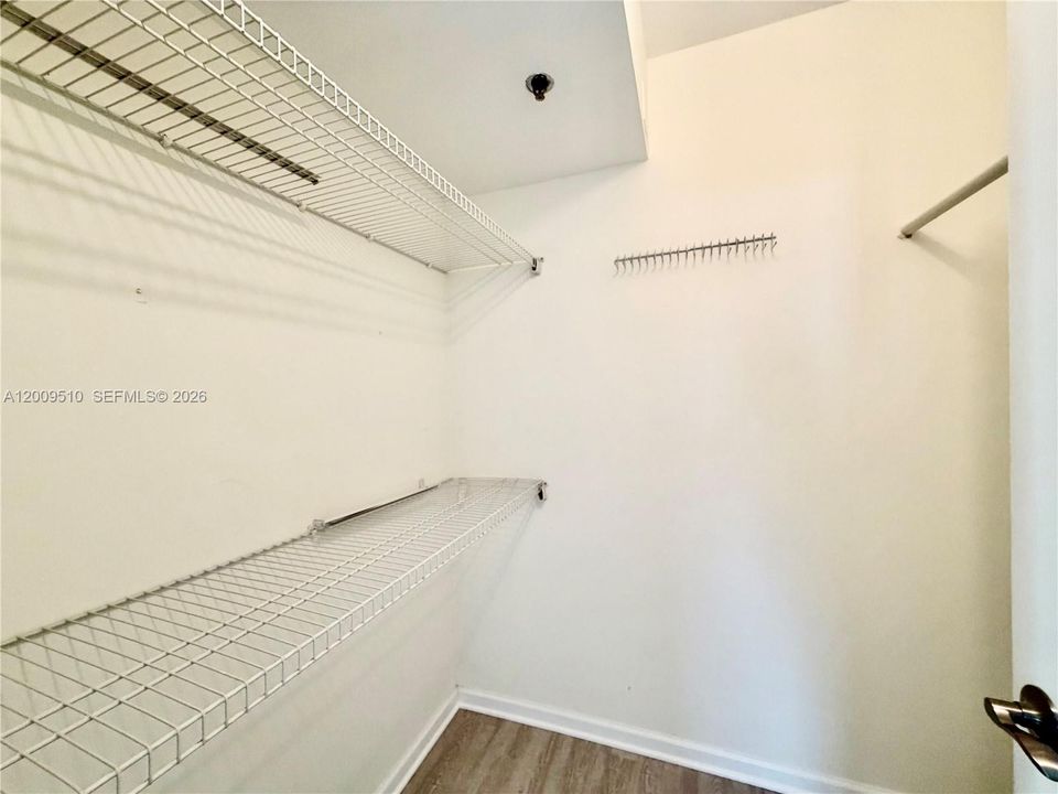 На продажу: $375,000 (2 спален, 2 ванн, 1023 Квадратных фут)