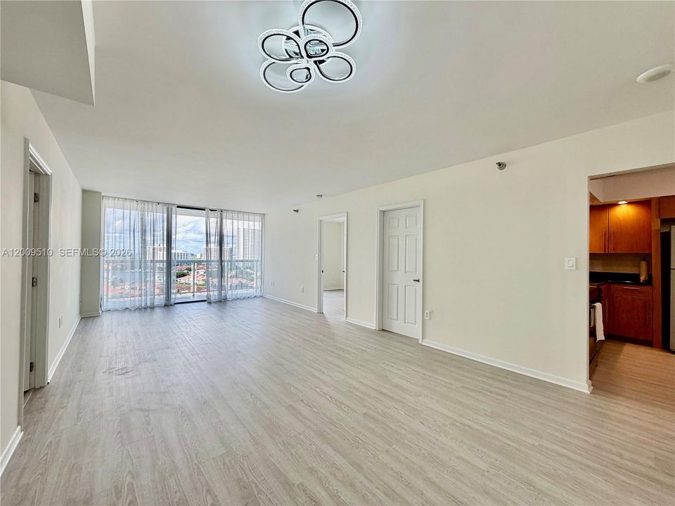 На продажу: $375,000 (2 спален, 2 ванн, 1023 Квадратных фут)