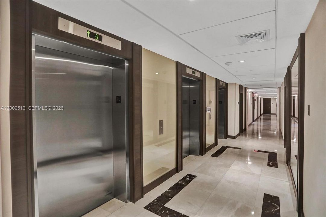 На продажу: $375,000 (2 спален, 2 ванн, 1023 Квадратных фут)