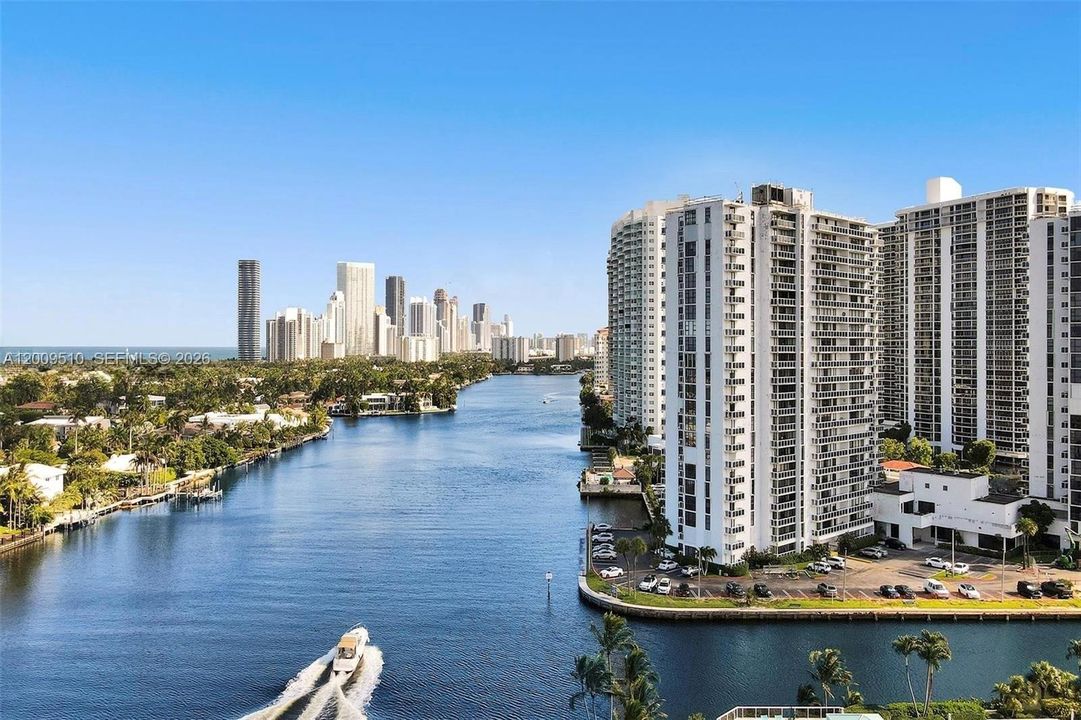 На продажу: $375,000 (2 спален, 2 ванн, 1023 Квадратных фут)