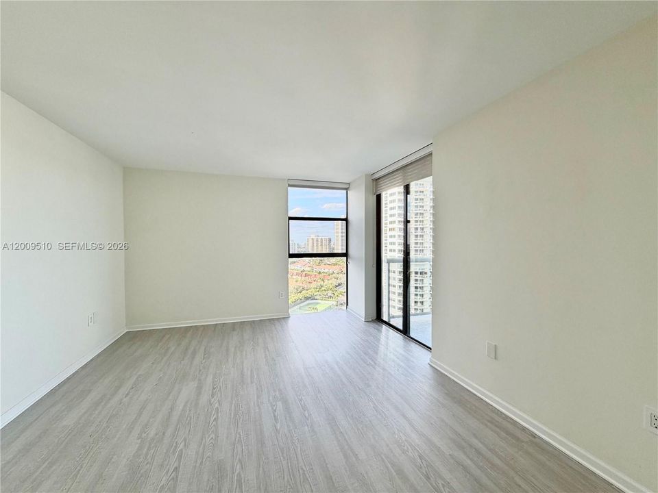 На продажу: $375,000 (2 спален, 2 ванн, 1023 Квадратных фут)