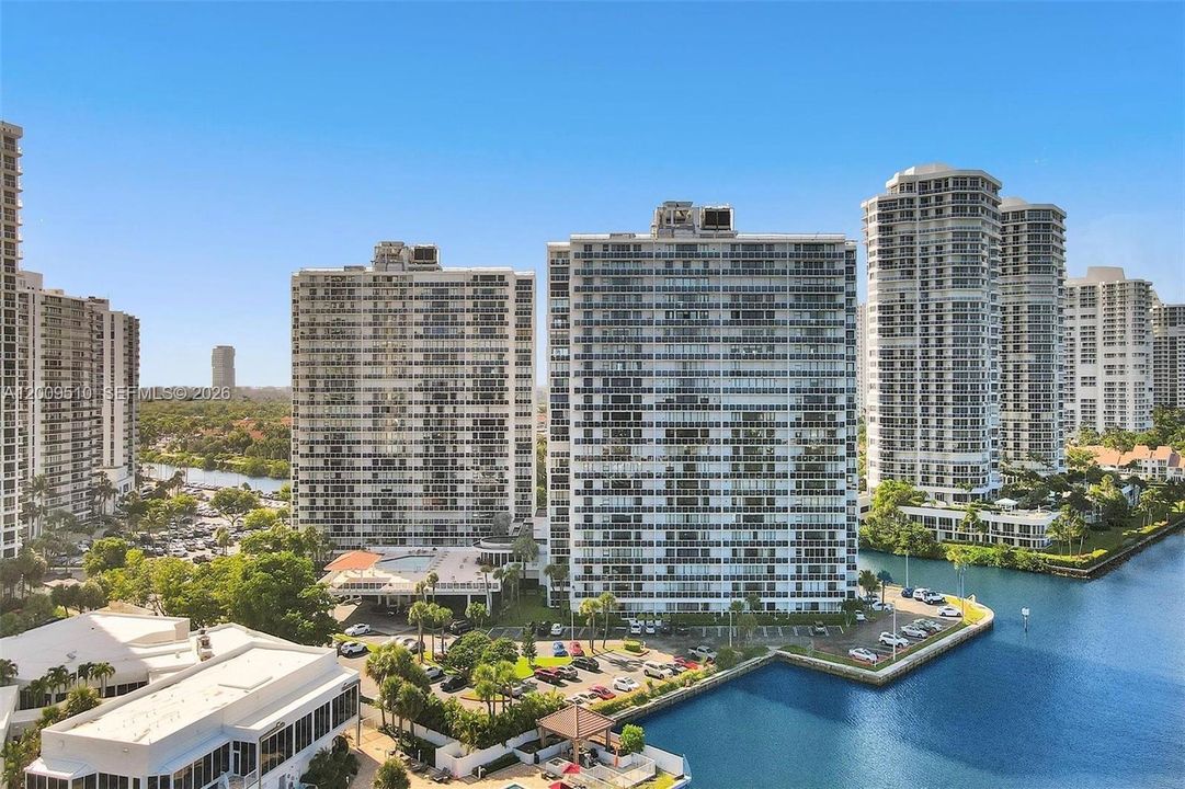 На продажу: $375,000 (2 спален, 2 ванн, 1023 Квадратных фут)