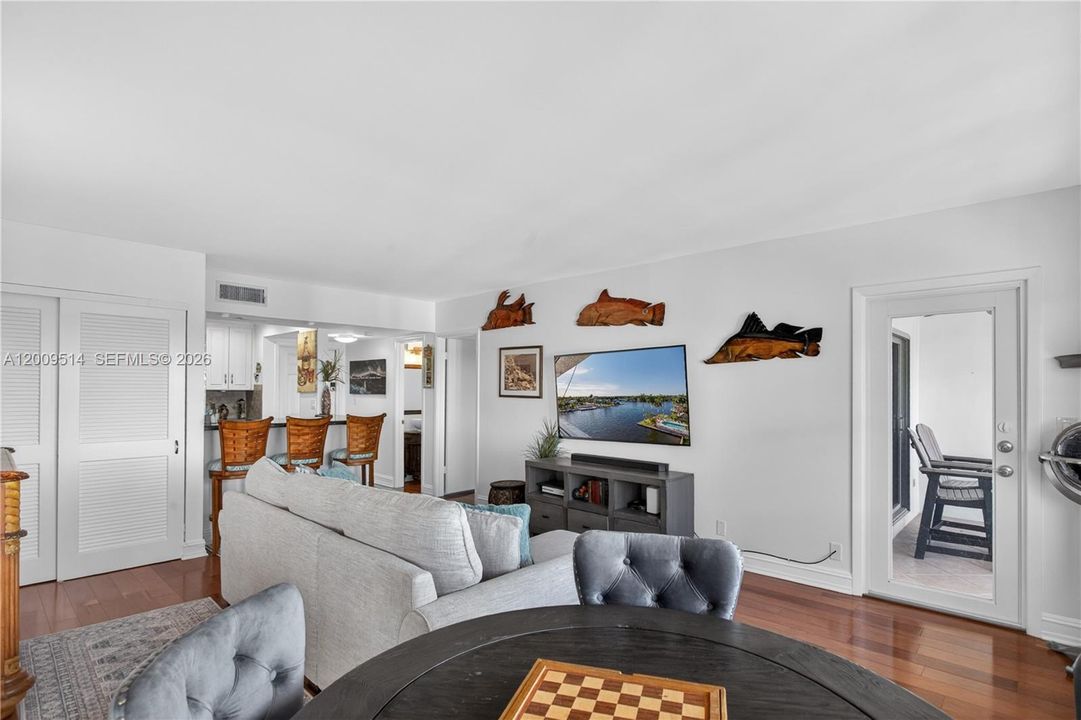 For Sale: $308,000 (1 beds, 1 baths, 740 Square Feet)