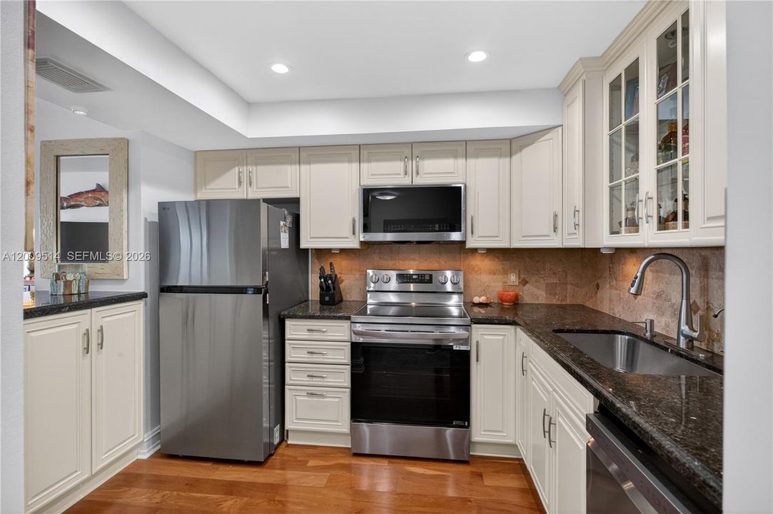 For Sale: $308,000 (1 beds, 1 baths, 740 Square Feet)