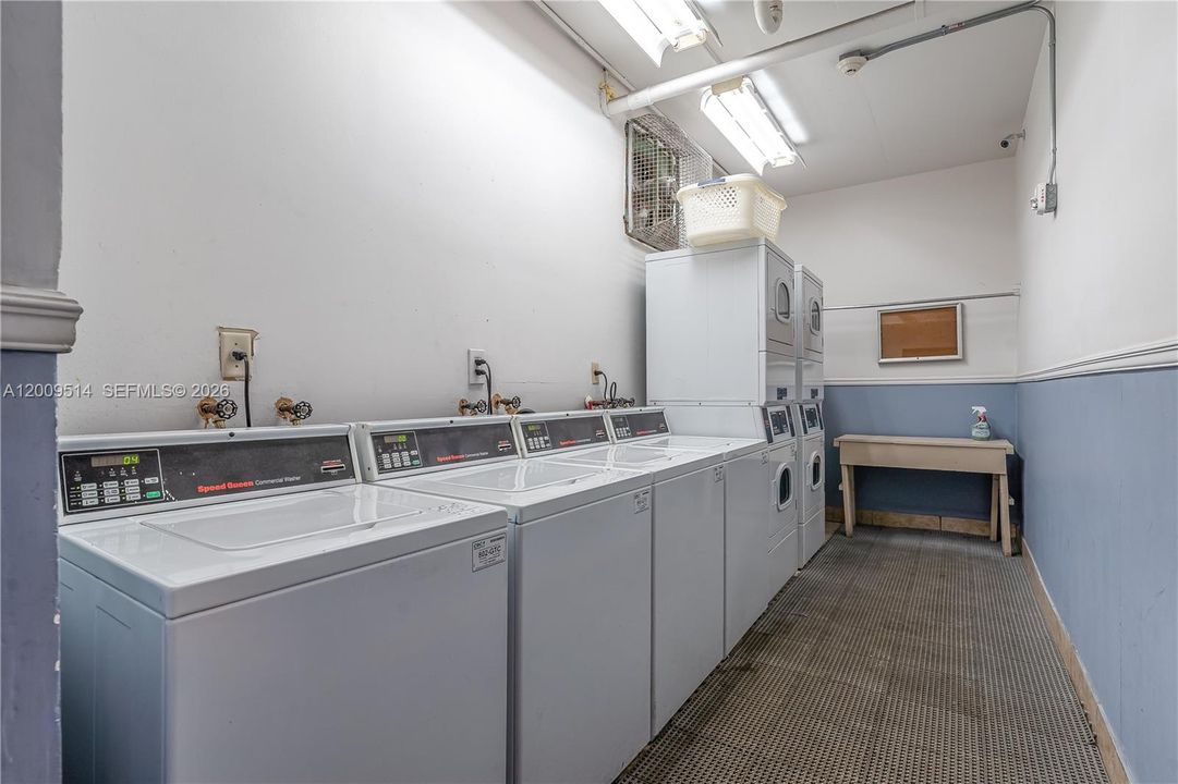 For Sale: $308,000 (1 beds, 1 baths, 740 Square Feet)