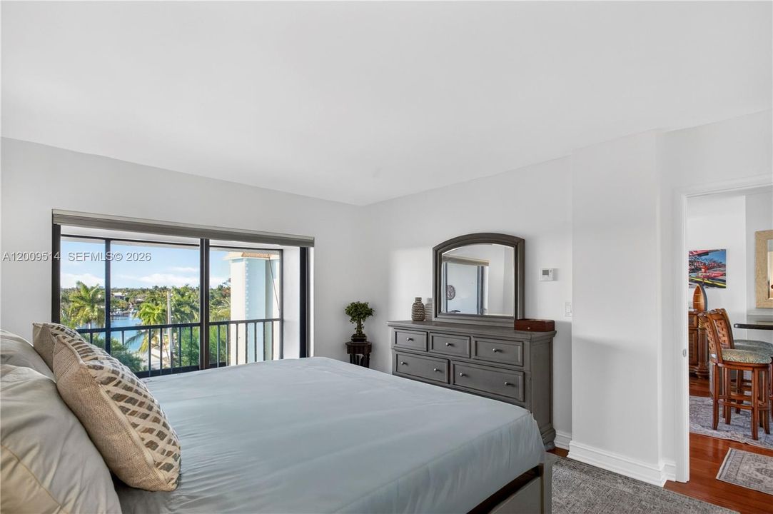 For Sale: $308,000 (1 beds, 1 baths, 740 Square Feet)