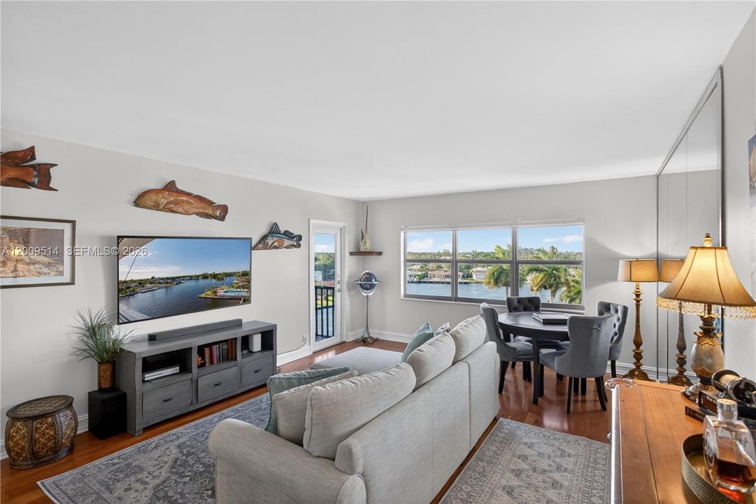 For Sale: $308,000 (1 beds, 1 baths, 740 Square Feet)