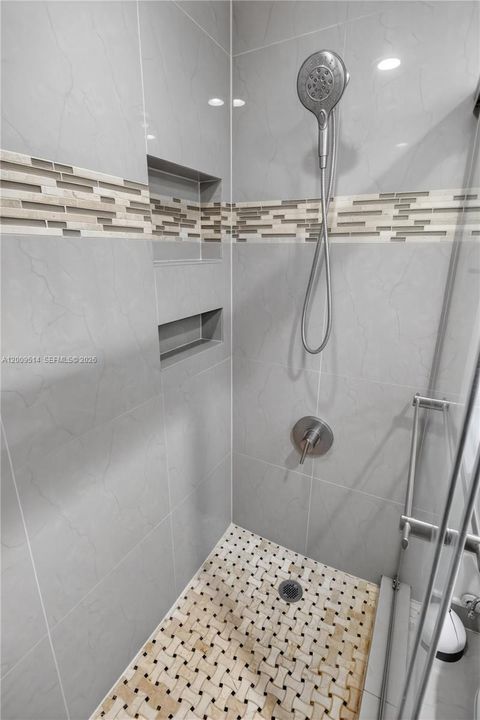 For Sale: $308,000 (1 beds, 1 baths, 740 Square Feet)