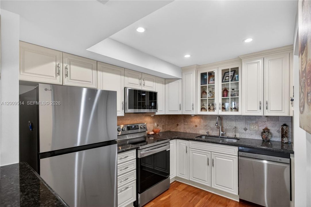 For Sale: $308,000 (1 beds, 1 baths, 740 Square Feet)