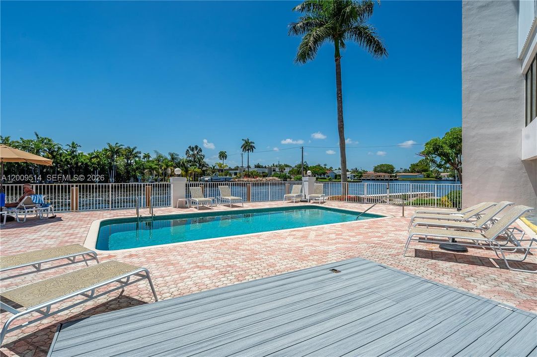 For Sale: $308,000 (1 beds, 1 baths, 740 Square Feet)