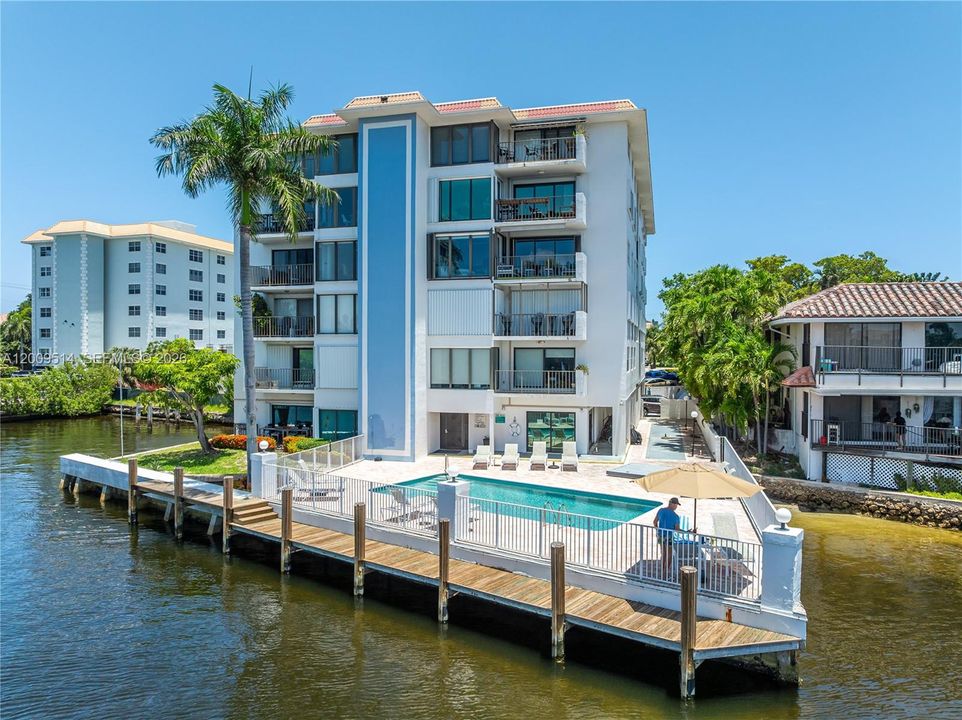 For Sale: $308,000 (1 beds, 1 baths, 740 Square Feet)