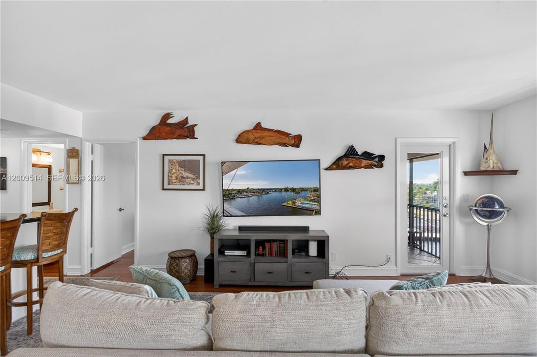 For Sale: $308,000 (1 beds, 1 baths, 740 Square Feet)