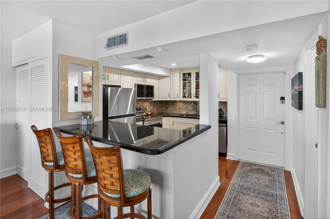 For Sale: $308,000 (1 beds, 1 baths, 740 Square Feet)