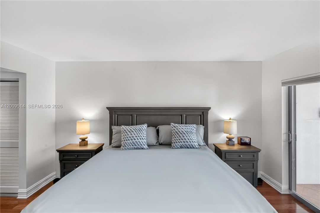 For Sale: $308,000 (1 beds, 1 baths, 740 Square Feet)