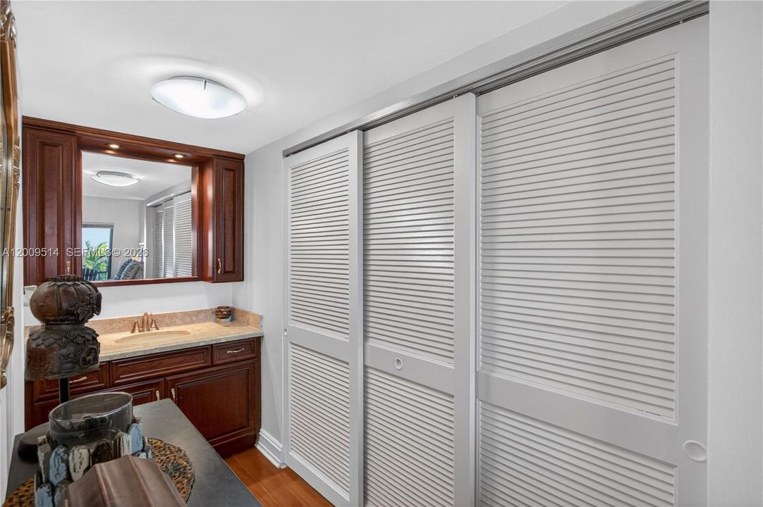 For Sale: $308,000 (1 beds, 1 baths, 740 Square Feet)