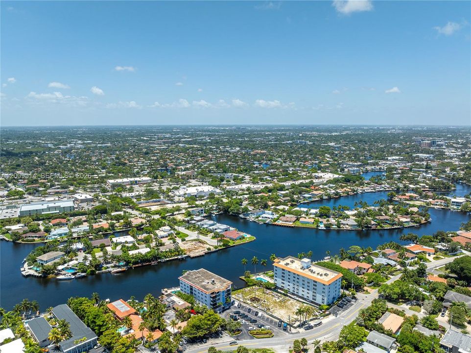 For Sale: $308,000 (1 beds, 1 baths, 740 Square Feet)