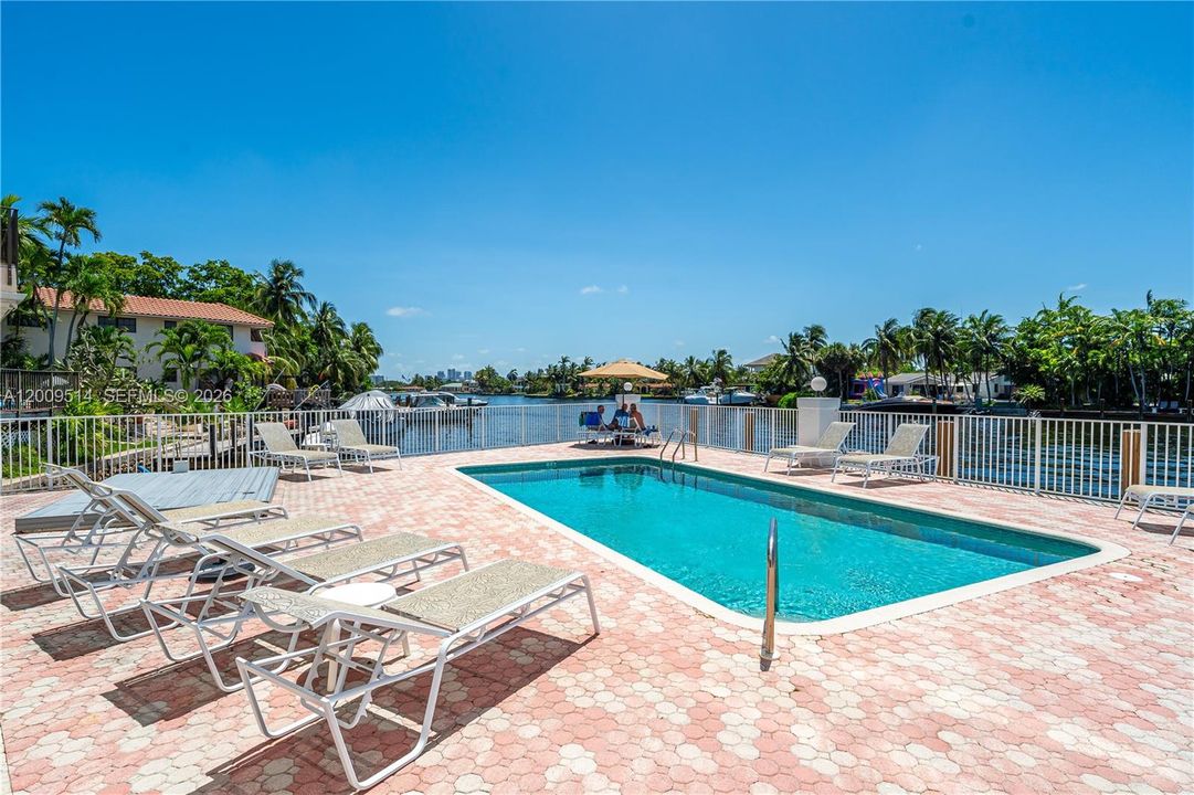 For Sale: $308,000 (1 beds, 1 baths, 740 Square Feet)