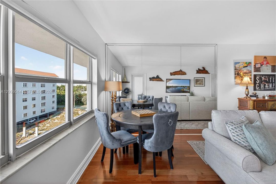 For Sale: $308,000 (1 beds, 1 baths, 740 Square Feet)
