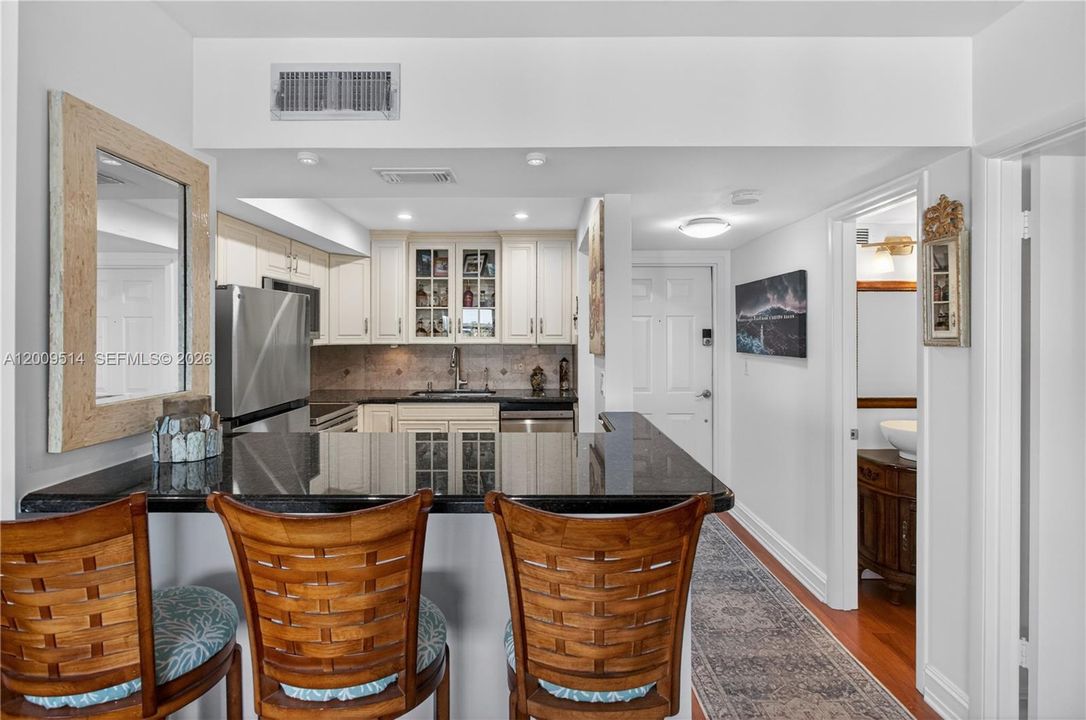 For Sale: $308,000 (1 beds, 1 baths, 740 Square Feet)