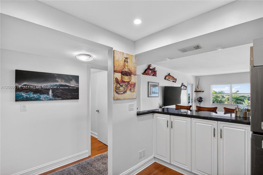 For Sale: $308,000 (1 beds, 1 baths, 740 Square Feet)
