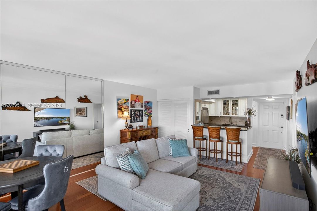 For Sale: $308,000 (1 beds, 1 baths, 740 Square Feet)