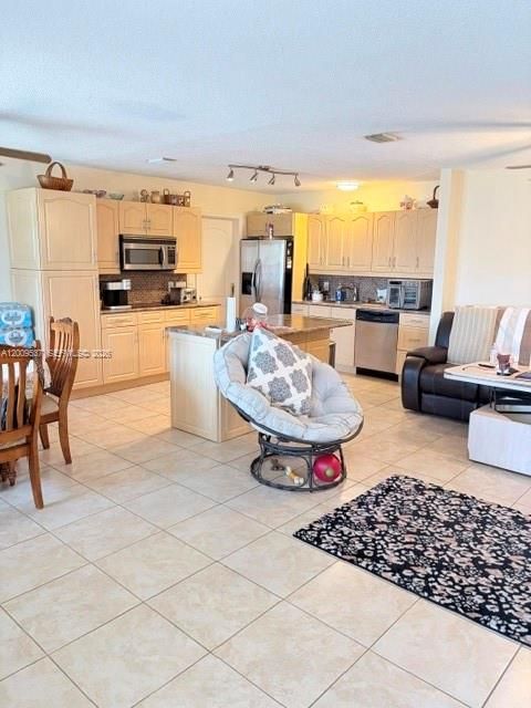 Activo con contrato: $497,900 (2 camas, 2 baños, 1652 Pies cuadrados)
