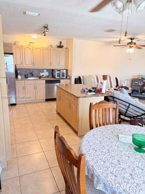 Activo con contrato: $497,900 (2 camas, 2 baños, 1652 Pies cuadrados)