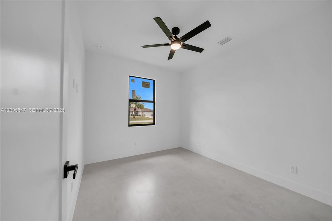Activo con contrato: $389,900 (4 camas, 3 baños, 1778 Pies cuadrados)