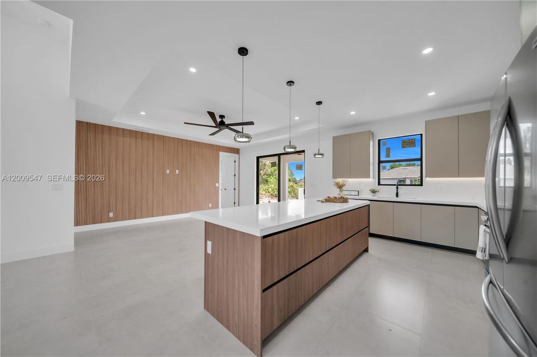 Activo con contrato: $389,900 (4 camas, 3 baños, 1778 Pies cuadrados)